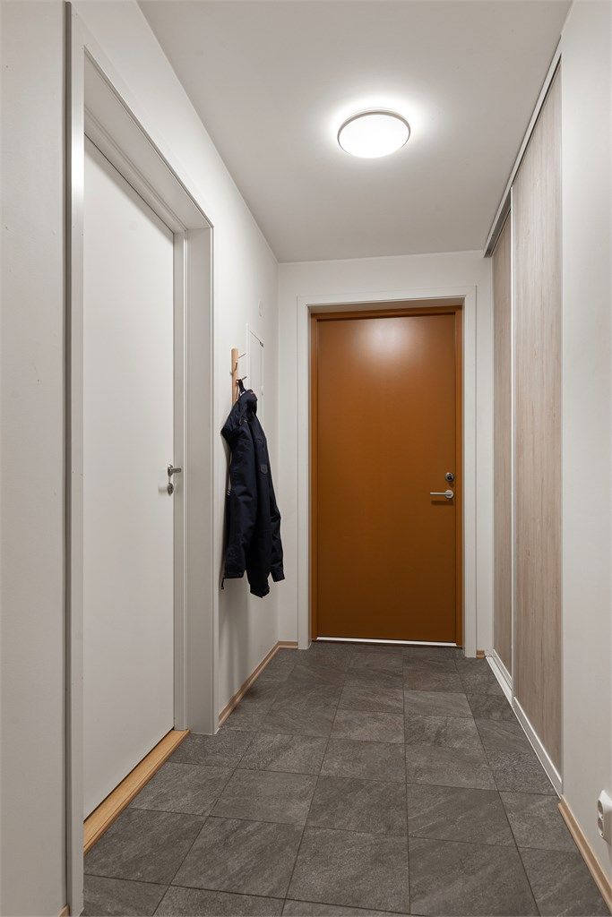 Flislagt entre med skyvegarderobe 