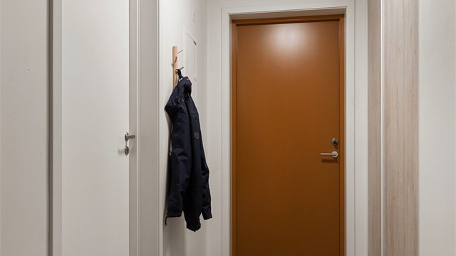 Flislagt entre med skyvegarderobe