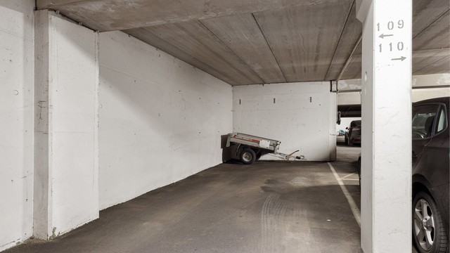 Det medfølger en bruksrett til garasjeplass (nr. 109) med plass til stor bil.