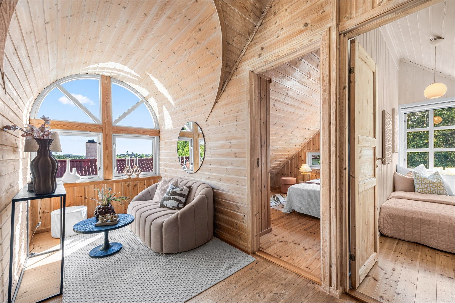 Boligen har flotte detaljer, legg merke til buevinduet med flott utsikt mot sør- et perfekt sted som arbeidsrom eller atelier, eller TV-stue.