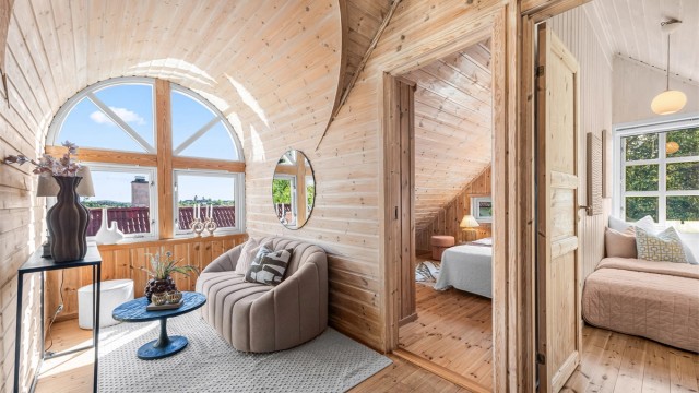 Boligen har flotte detaljer, legg merke til buevinduet med flott utsikt mot sør- et perfekt sted som arbeidsrom eller atelier, eller TV-stue.