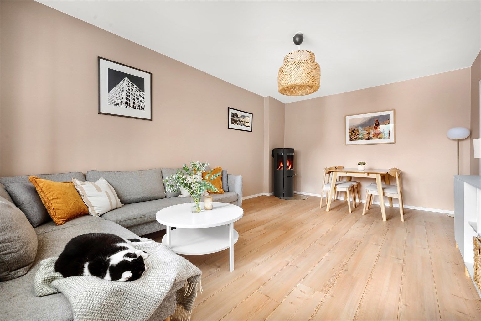 Her er det god plass til en sofagruppe med tilhørende salongbord og annet ønskelig stuemøblement. 