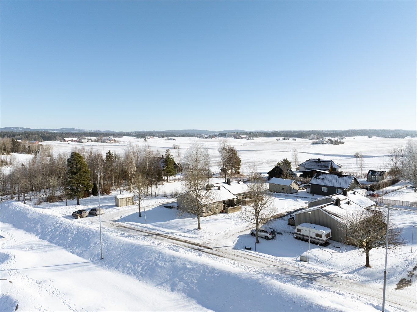 Landlig og rolig beliggenhet med flotte omgivelser og åpent landskap.