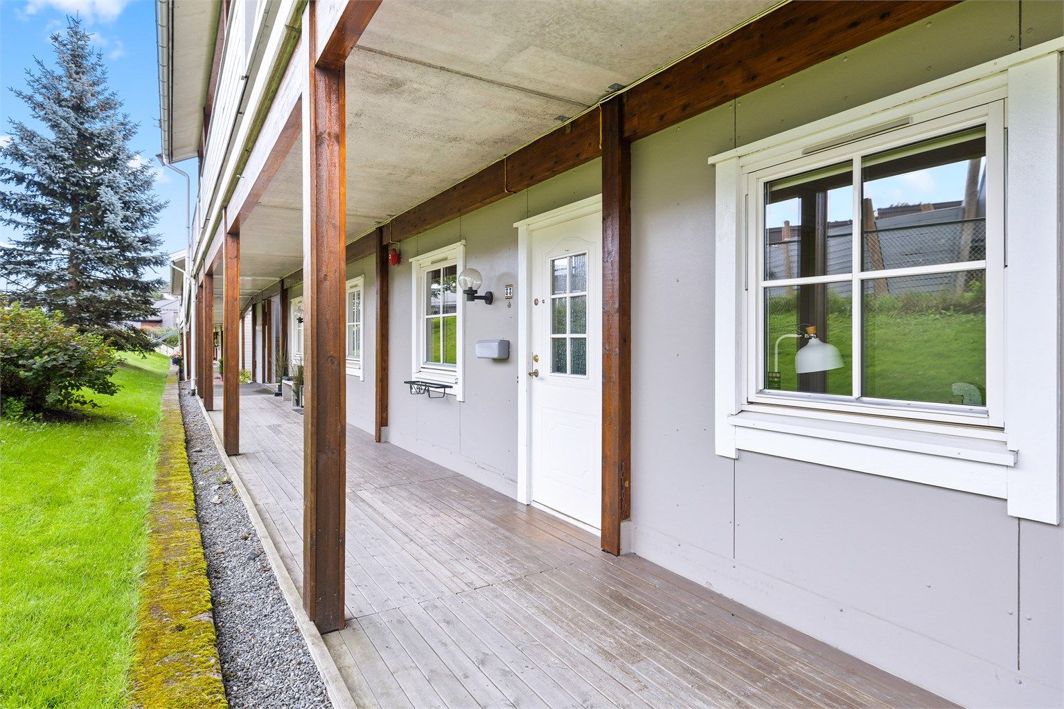 Inngangsparti - Her er det ingen trapper og overbygget skjermer delvis for regn og snø