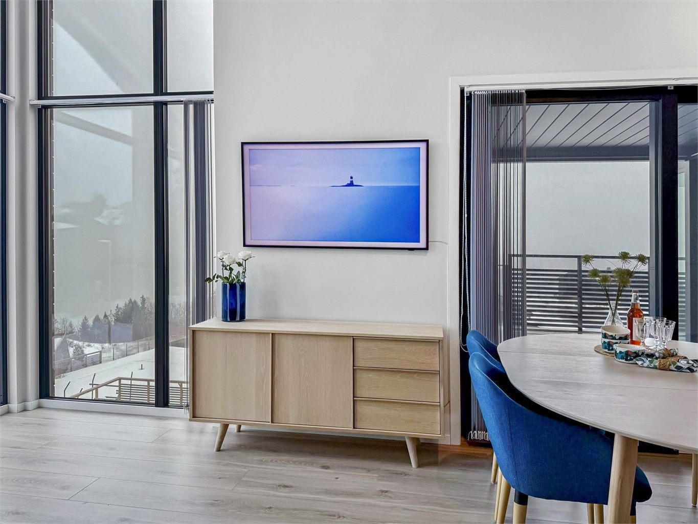 Stue med god plass til spisestue.