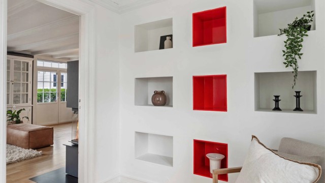 Innebygde, belyste nisjer gir en dekorativ detalj og personlig preg til interiøret.