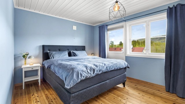 Soverom i første etasje med egen utgang til terrassen.