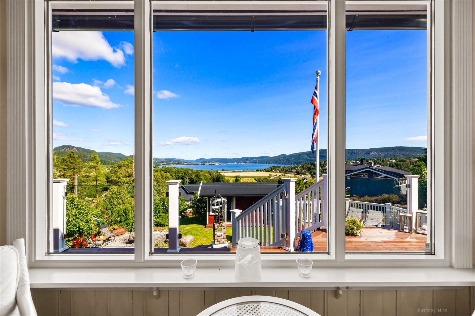 Fra stuen er det en flott utsikt over fjorden og det omkringliggende landskapet.