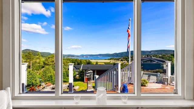 Fra stuen er det en flott utsikt over fjorden og det omkringliggende landskapet.
