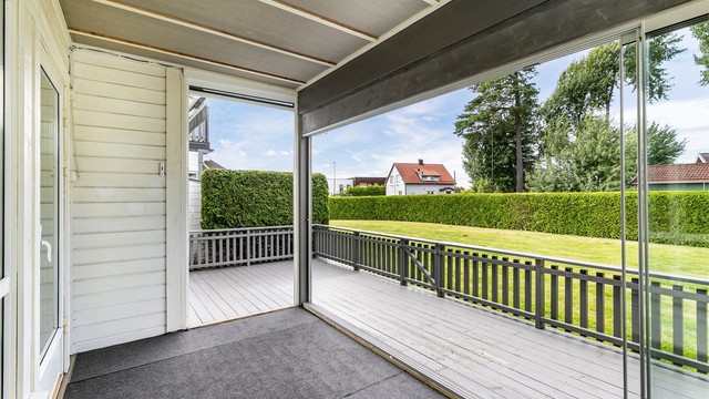 Screen og glass gjør det mulig å sitte ute selv om sommerværet ikke er på sitt beste. Alt kan åpnes for et luftig uterom.