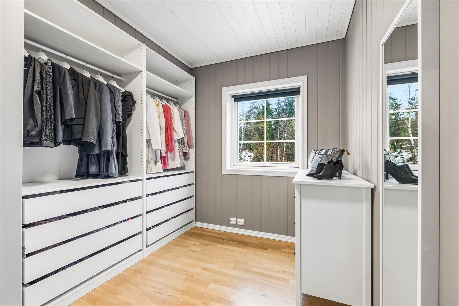 Dette rommet er i dag innredet som et romslig walk-in-closet, men er godkjent som soverom.