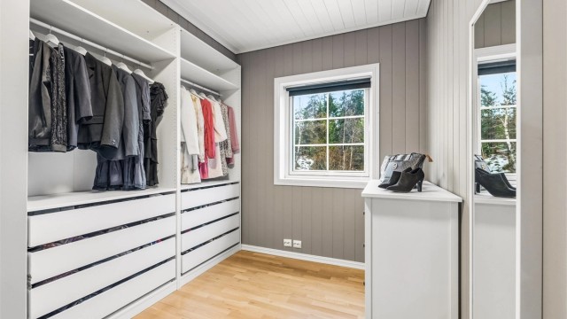 Dette rommet er i dag innredet som et romslig walk-in-closet, men er godkjent som soverom.