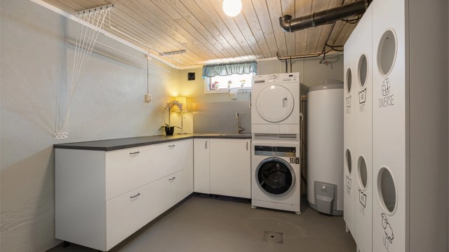 Vaskerommet i kjelleren er funksjonelt innredet og har en varmtvannstank på ca. 300 liter fra 2022.
