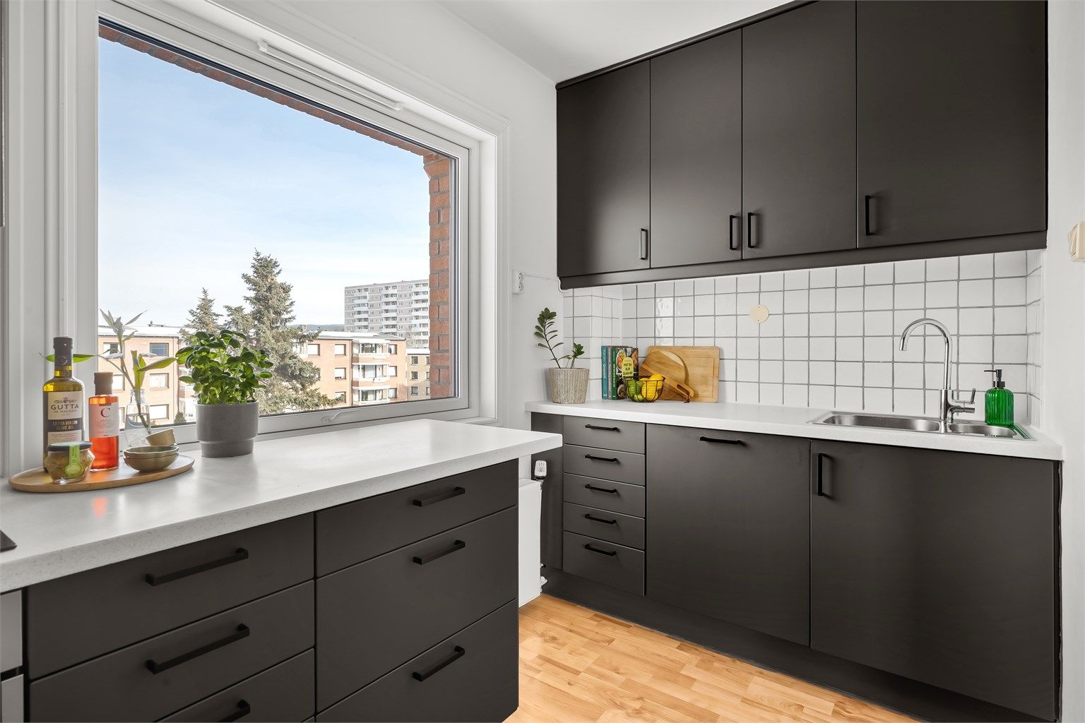 Vinduet over kjøkkenbenken gir godt med arbeidslys og utsikt over nærområdet.