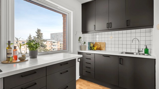 Vinduet over kjøkkenbenken gir godt med arbeidslys og utsikt over nærområdet.