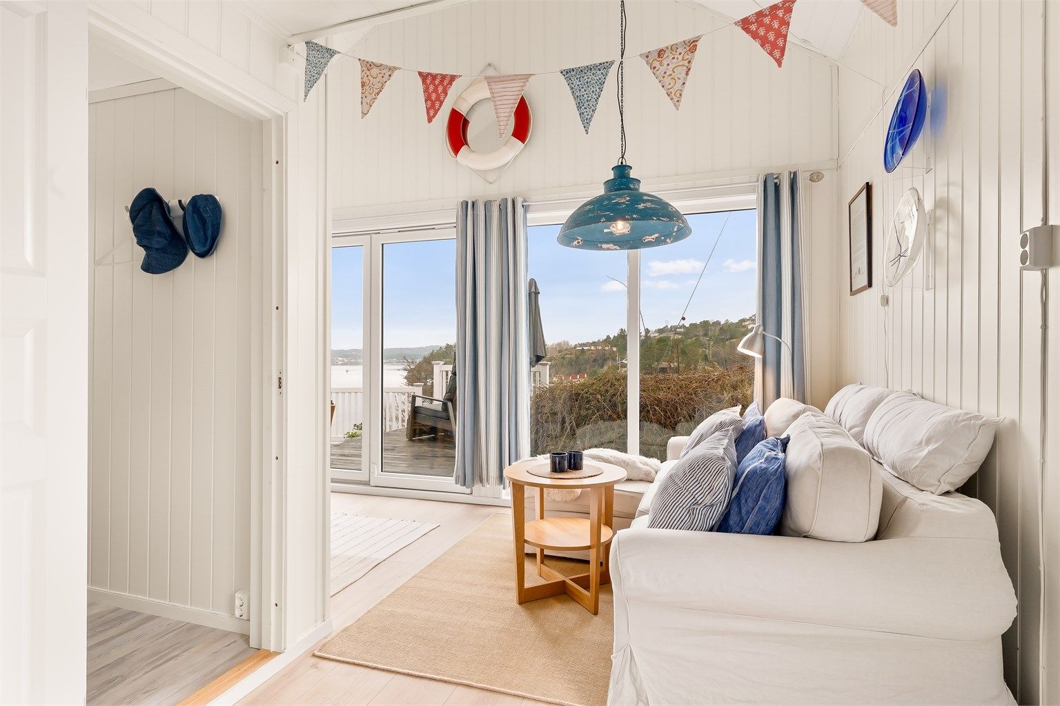 UTSIKT OG KOS. Denne delen av stua er et populært oppholdssted med orkesterplass til utsikten mot sjøen.