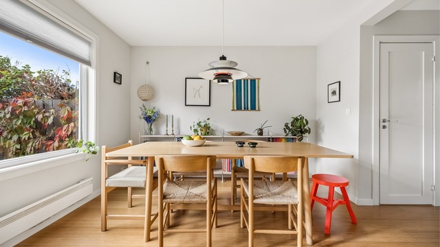 Spisestuen har store vindusflater som slipper inn rikelig med dagslys og gir godt gjennomlys – en lys og luftig atmosfære perfekt for både hverdagsmåltider og sosiale sammenkomster.