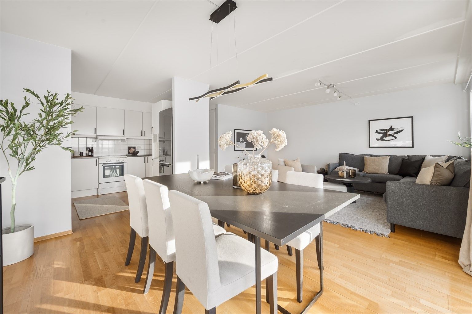 Den åpne løsningen mellom stue og kjøkken skaper en sosial og luftig atmosfære. Foto: Martine Eren Jacobsen.