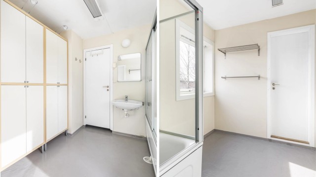 Badet er på ca. 7 kvm. og har i tillegg både et tilstøtende vaskerom og toalettrom. En liten del av badet er opprinnelig kott mellom bad og soverom. Dette er ikke omsøkt i forbindelse med utvidelse av bad.