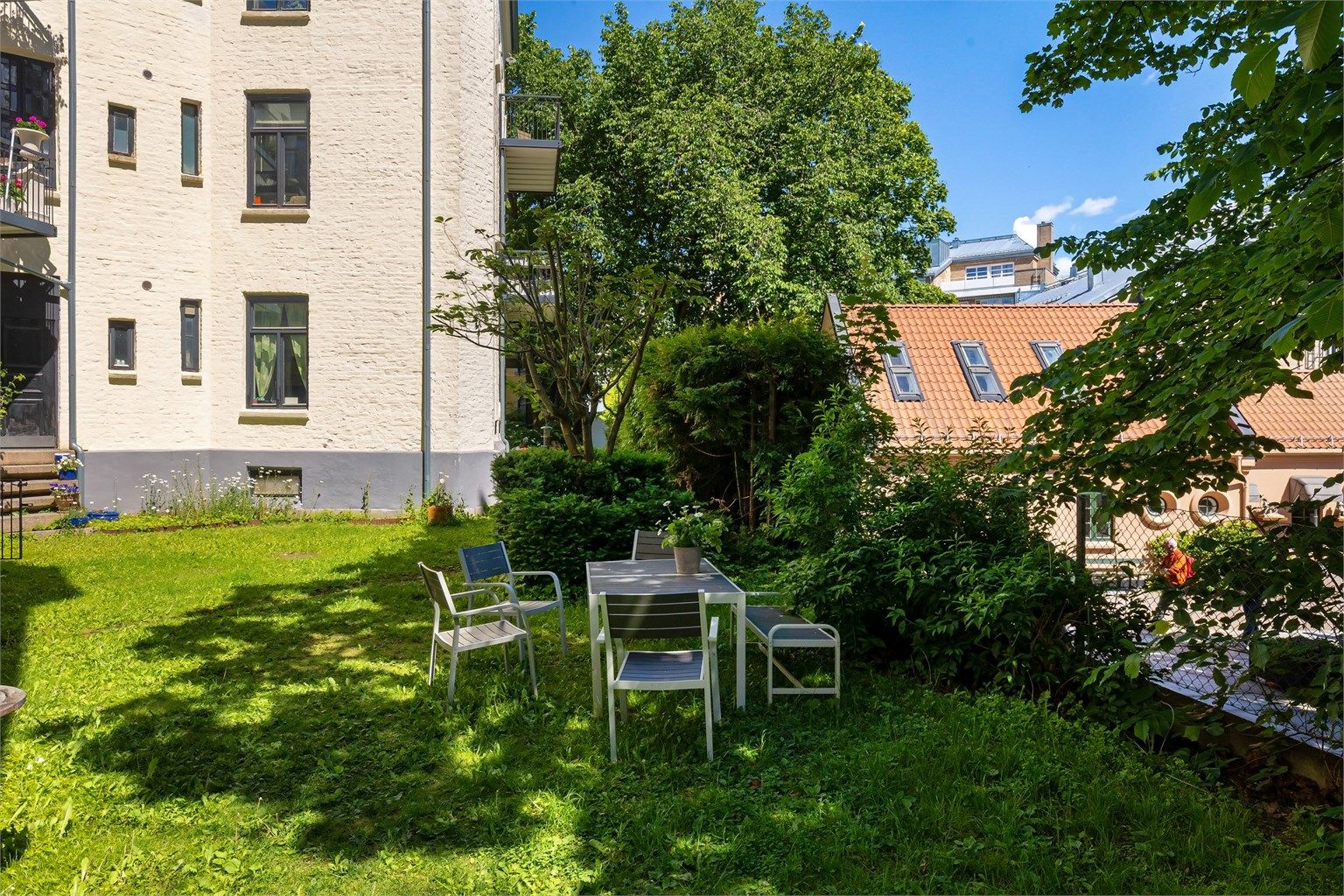 Den felles hagen gir mulighet for uteplass og rekreasjon i skjermede omgivelser.
