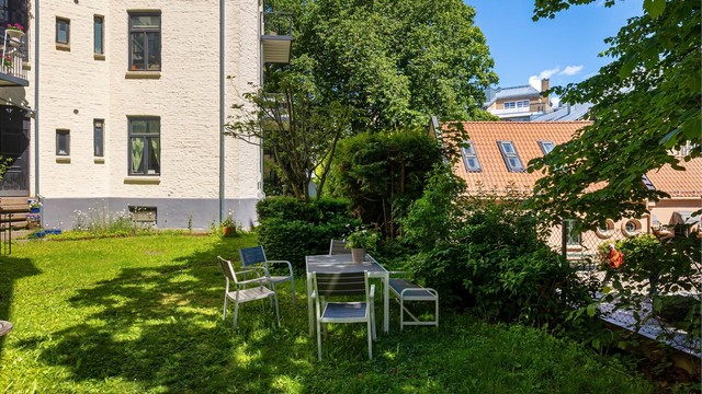 Den felles hagen gir mulighet for uteplass og rekreasjon i skjermede omgivelser.