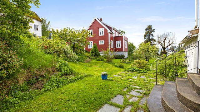 Tomten er opparbeidet med gruset gårdsplass/innkjørsel og plenarealer.