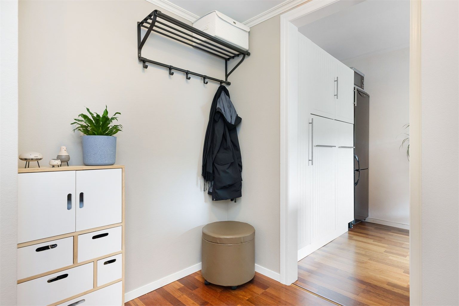 Gang med god plass til å innrede for oppbevaring av yttertøy.