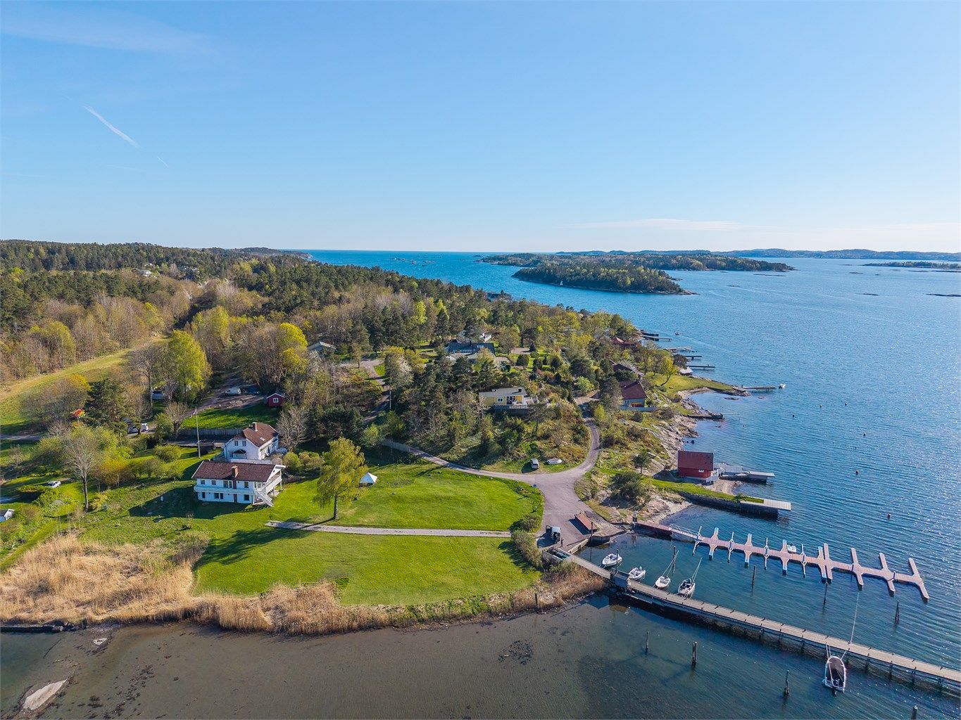  En naturskjønn tomten på hele 5.267 kvm, pent opparbeidet med stor gressplen og flere deilige uteplasser.