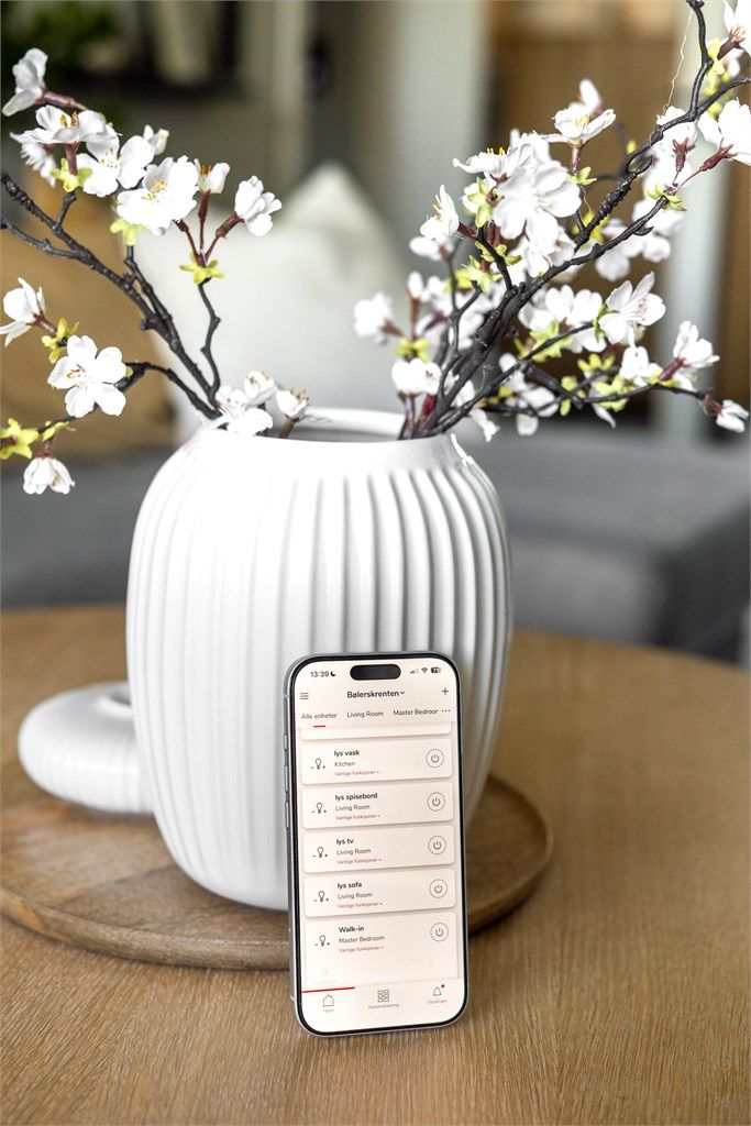 Smart-hjem med lysstyring gjennom telefon.