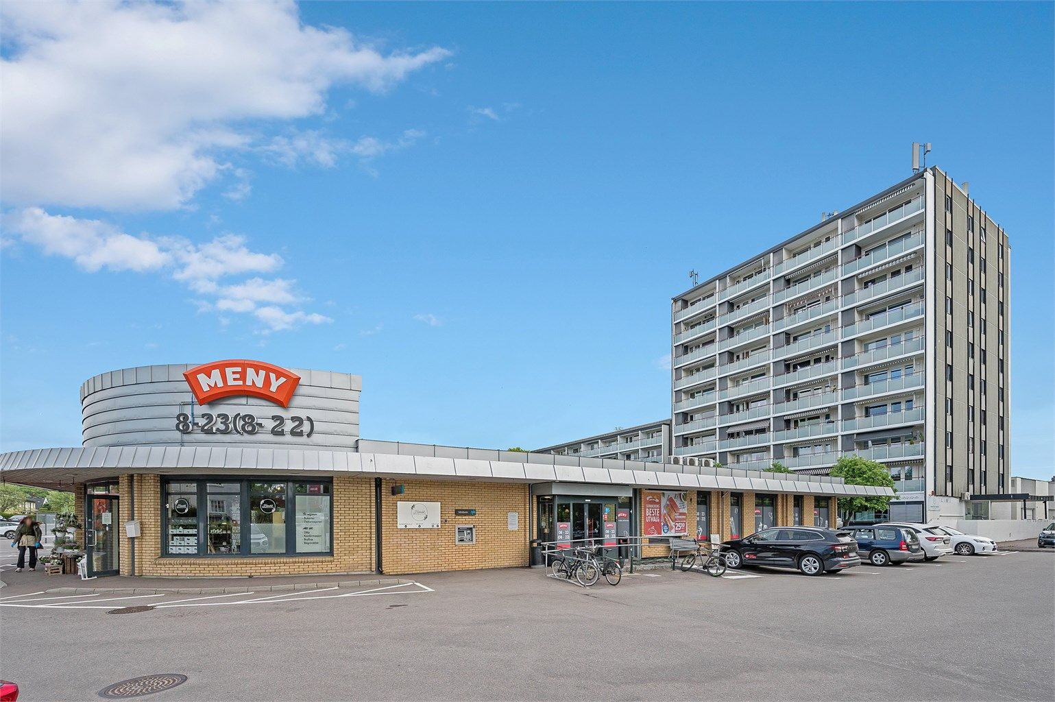 Nærmeste dagligvarehandel er Meny Heimdal, og det er flere butikker i området.