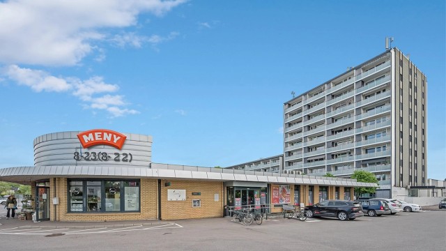 Nærmeste dagligvarehandel er Meny Heimdal, og det er flere butikker i området.