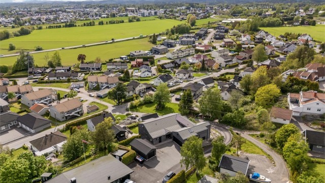 Fra eiendommen er det kort vei til turområder i Hjertåsskogen, som byr på turstier og preparerte skiløyper.