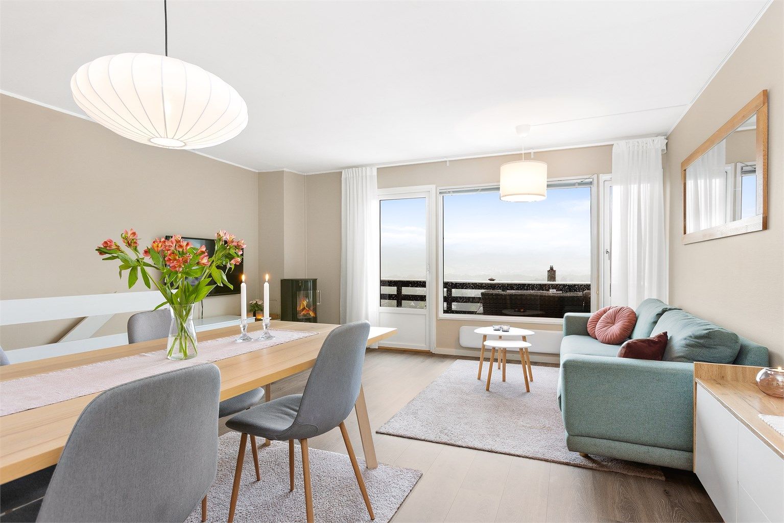 Vedovn i stuen med elementpipe fra 1980. Gir god varme og skaper en lun og hyggelig atmosfære.