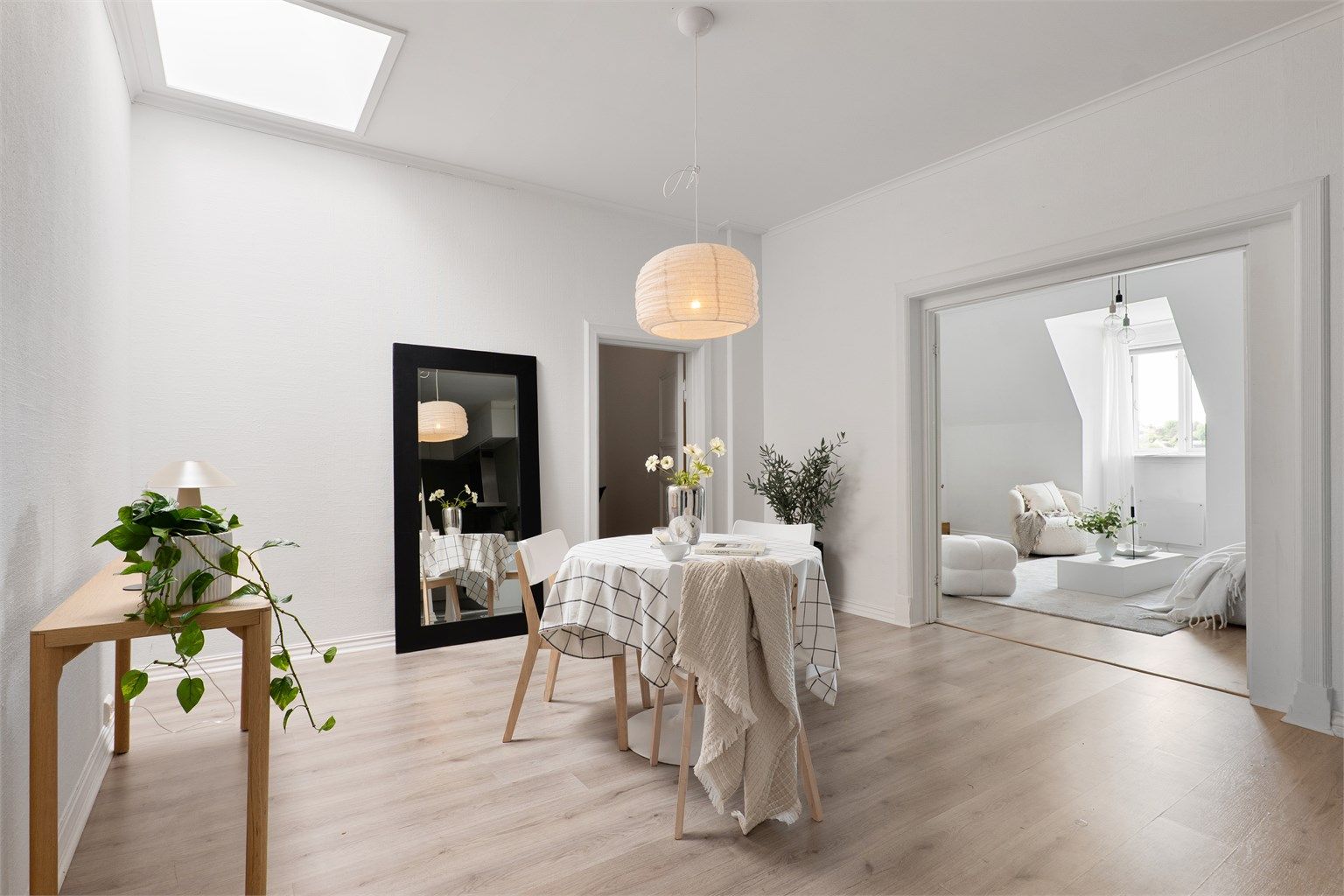 Leiligheten ble i 2008 etablert i loftsetasjen av den tidligere Gjensidigegården, med stor himlingshøyde og sterk egenart.
Fotograf; Kristoffer Kristiansen.