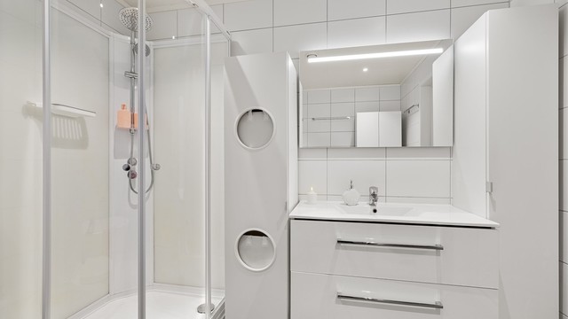 Baderomsmøbler med fin lagringsplass og speil med lys. Skittetøyskap til venstre for vask og høyskap til høyre for vask følger ikke boligen.