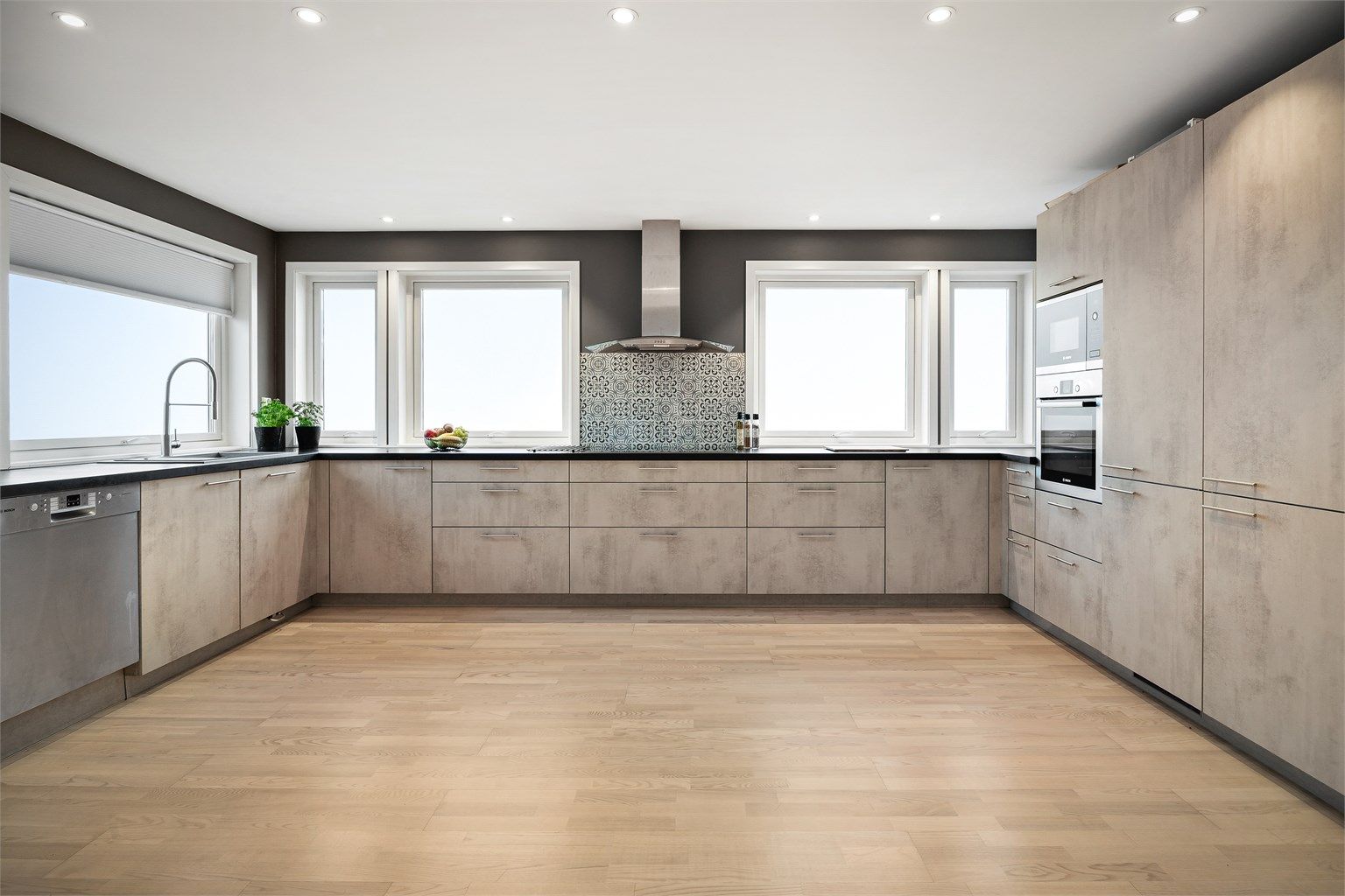 Moderne Schmidt-kjøkkeninnredning fra 2018 med integrerte hvitevarer