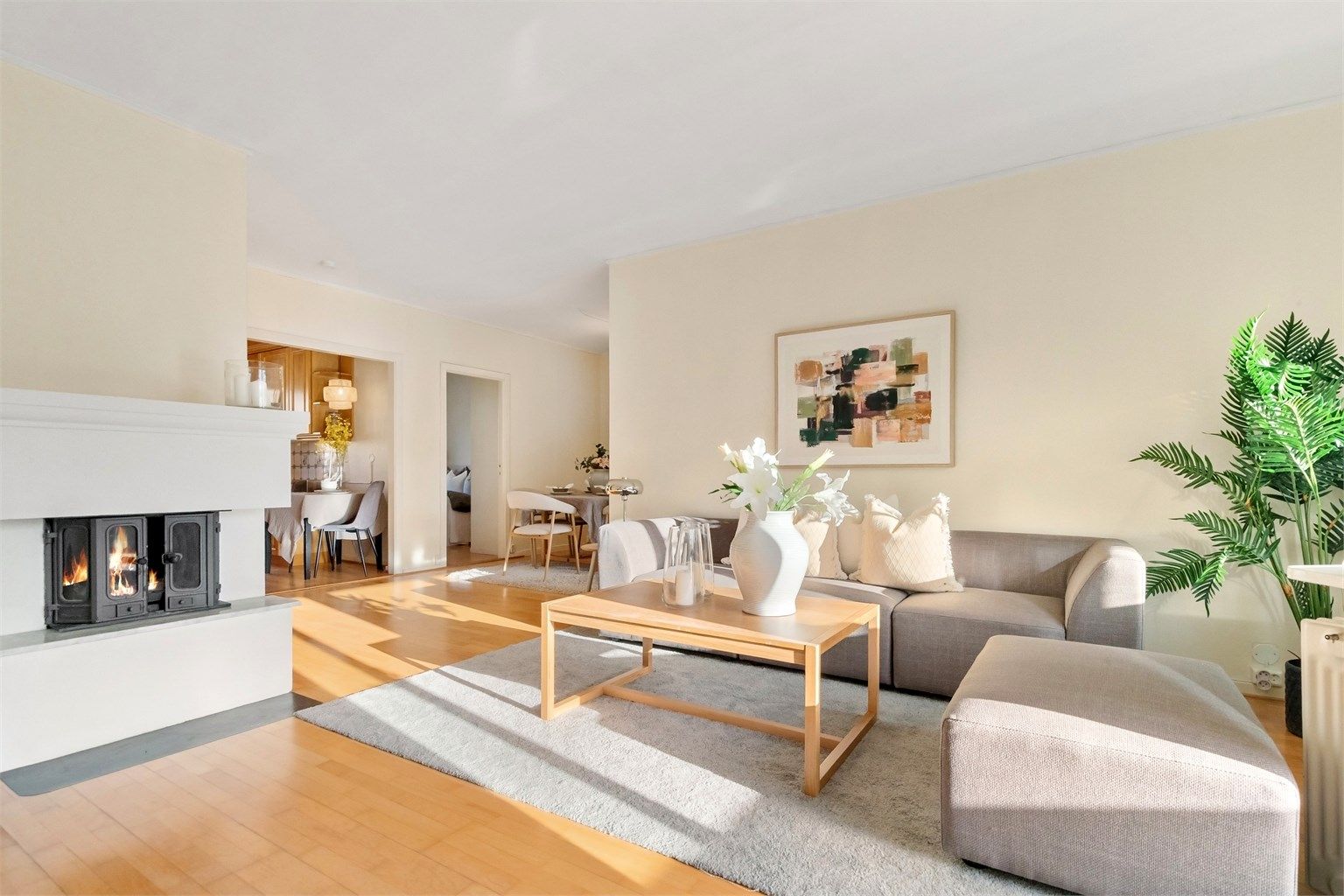 Velkommen til Nils Bays Vei 68! En lys 4-roms selveierleilighet med en arealeffektiv planløsning og et stort potensial.