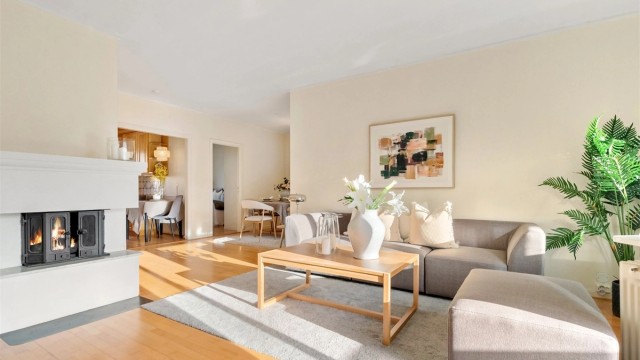 Velkommen til Nils Bays Vei 68! En lys 4-roms selveierleilighet med en arealeffektiv planløsning og et stort potensial.