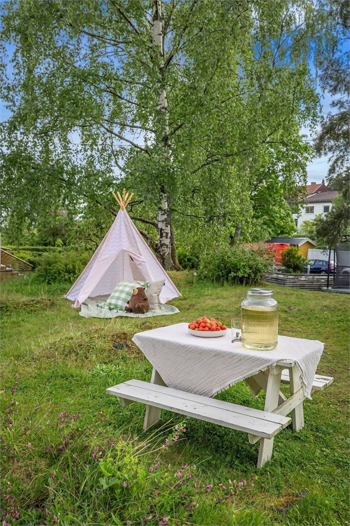 Her er det både trampoline, bålpanne og sittegrupper for felles bruk i sameiet