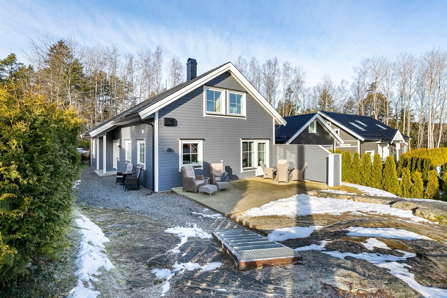 Strømbråtenveien er uten gjennomgangstrafikk, lite trafikkert og har et rolig, barnevennlig miljø.