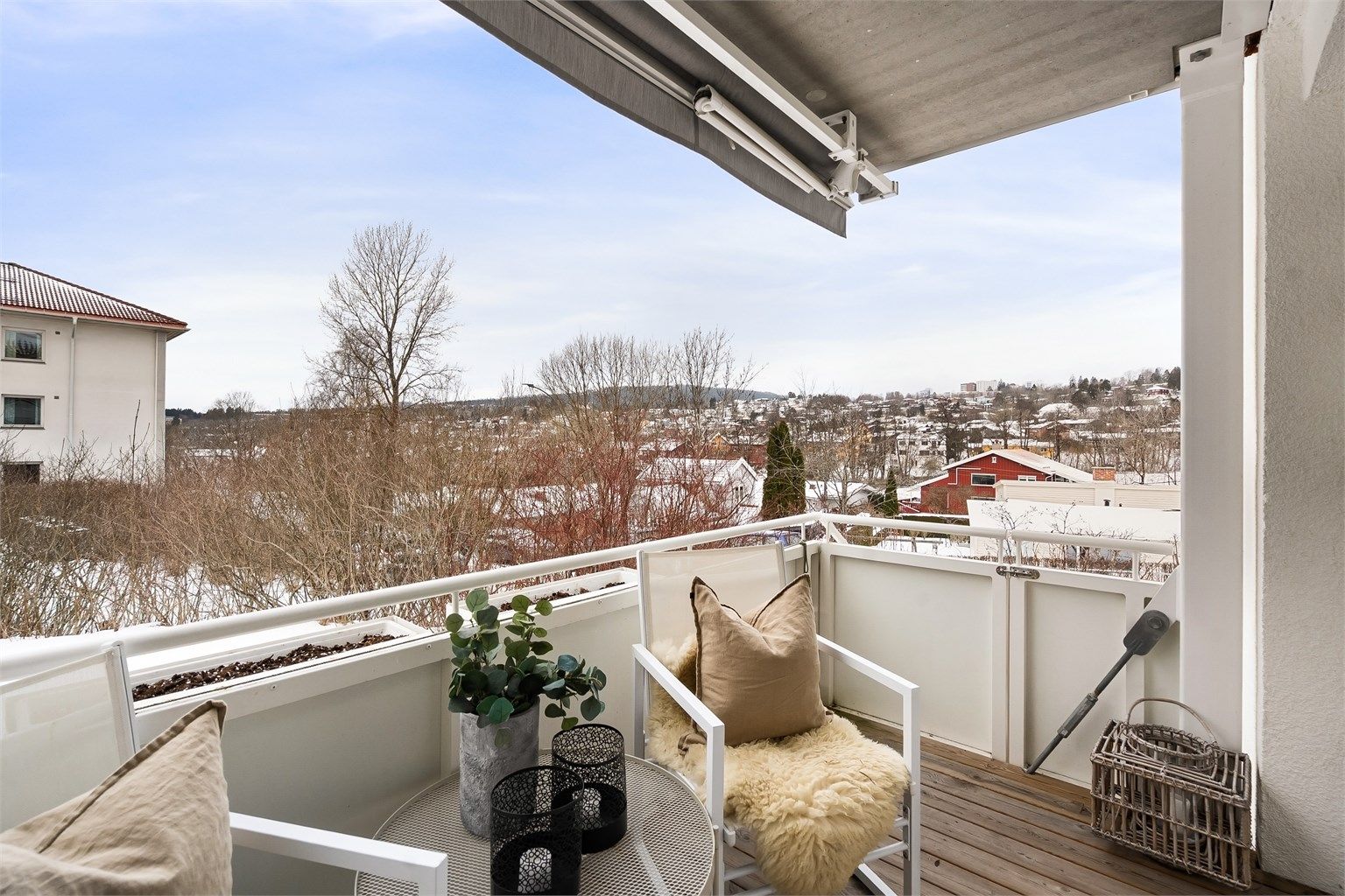 Leiligheten ligger fint til i et rolig enebolig område på Tåsen. Foto:CASP