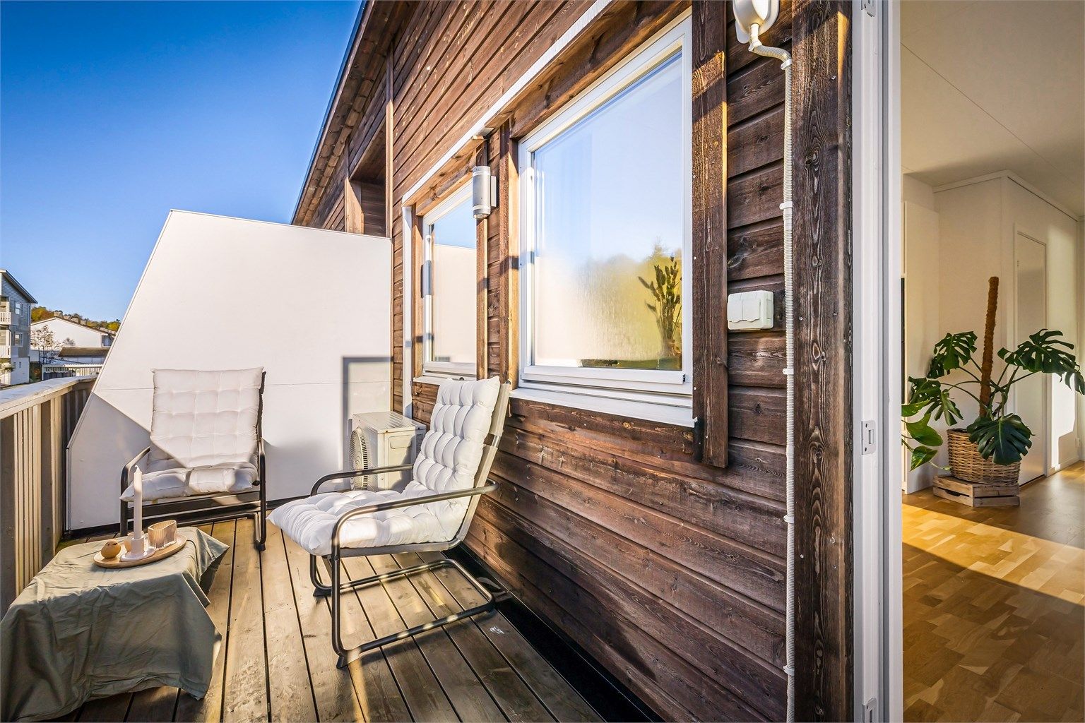 Fra oppholdsrommet er det direkte utgang til balkongen med plass til sittegruppe.
Foto: Didrik Høeg