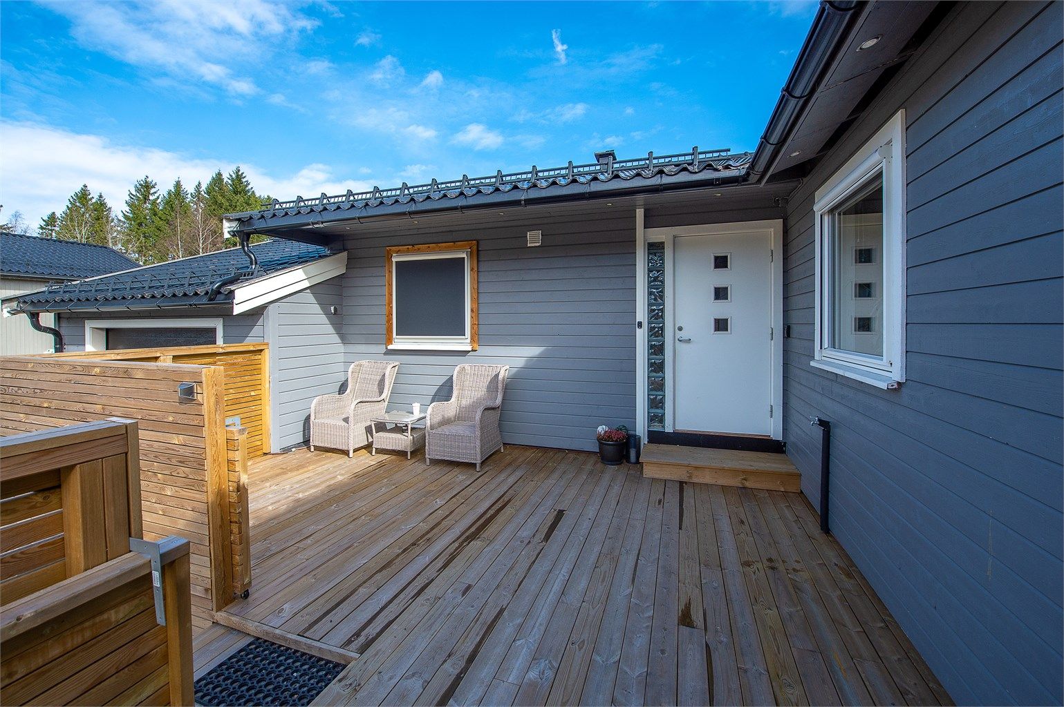 Inngangsparti/terrasse med sen kveldssol