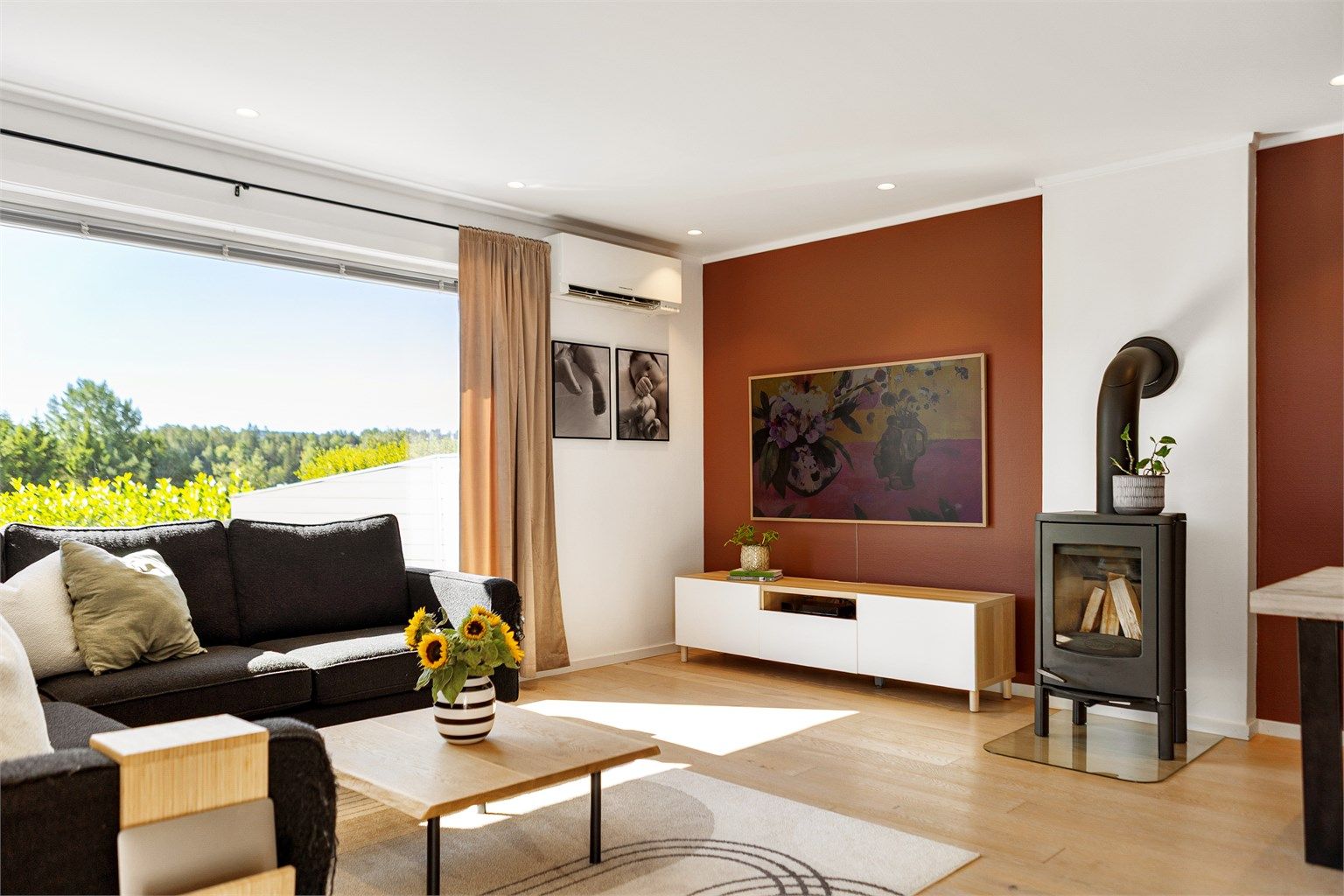 Stuen er oppgradert med nytt elektrisk anlegg, LED-downlights, smarthusstyring og luft-til-luft varmepumpe. Peisovnen setter prikken over i-en.