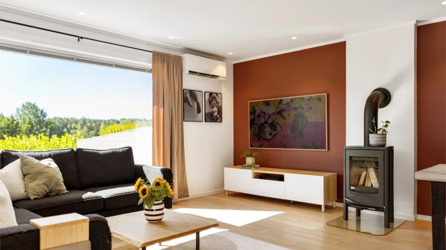 Stuen er oppgradert med nytt elektrisk anlegg, LED-downlights, smarthusstyring og luft-til-luft varmepumpe. Peisovnen setter prikken over i-en.