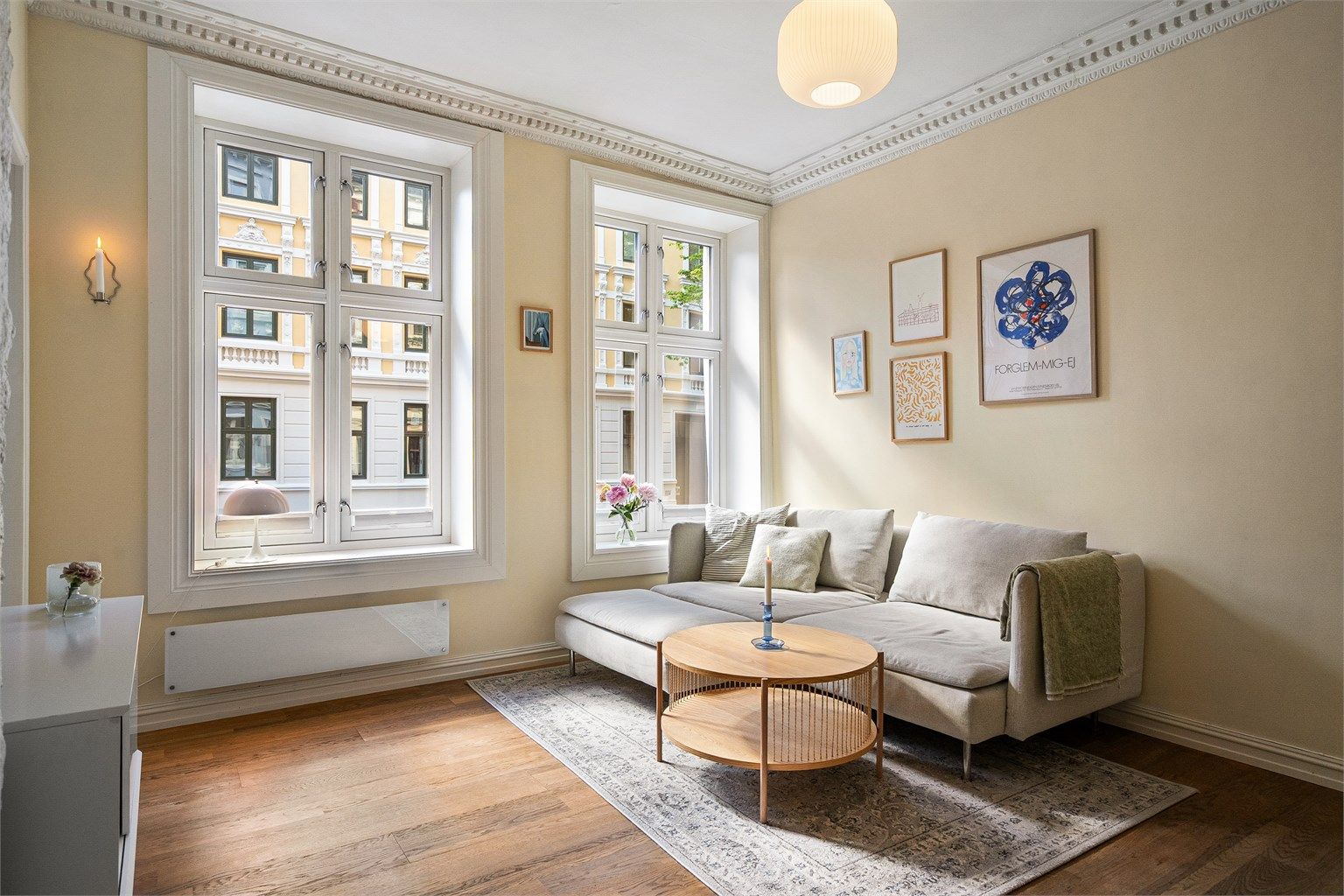 Sjarmerende leilighet med klassiske detaljer og en gjennomgående planløsning. Foto: Casp.
