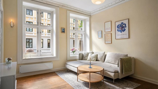 Sjarmerende leilighet med klassiske detaljer og en gjennomgående planløsning. Foto: Casp.