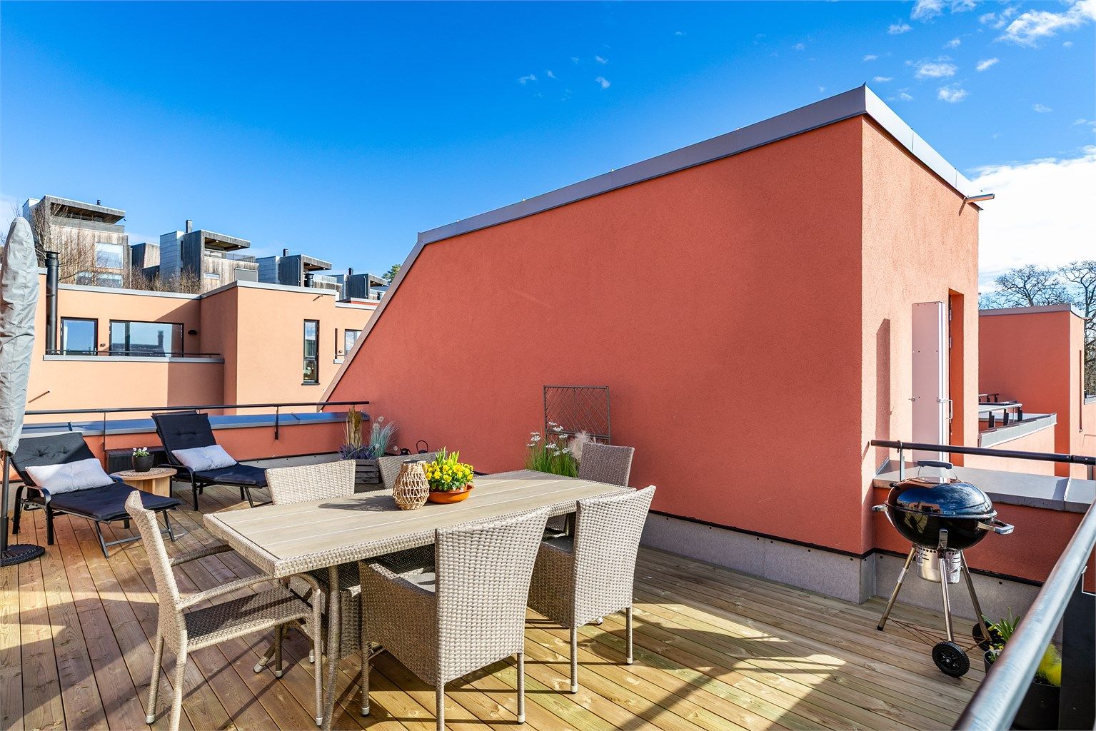 Med en spisegruppe og solsenger på altanen er du klar når de flotte sommerdagene ankommer. Gulvet av impregnert trevirke er det behagelig å trå på selv med bare føtter.