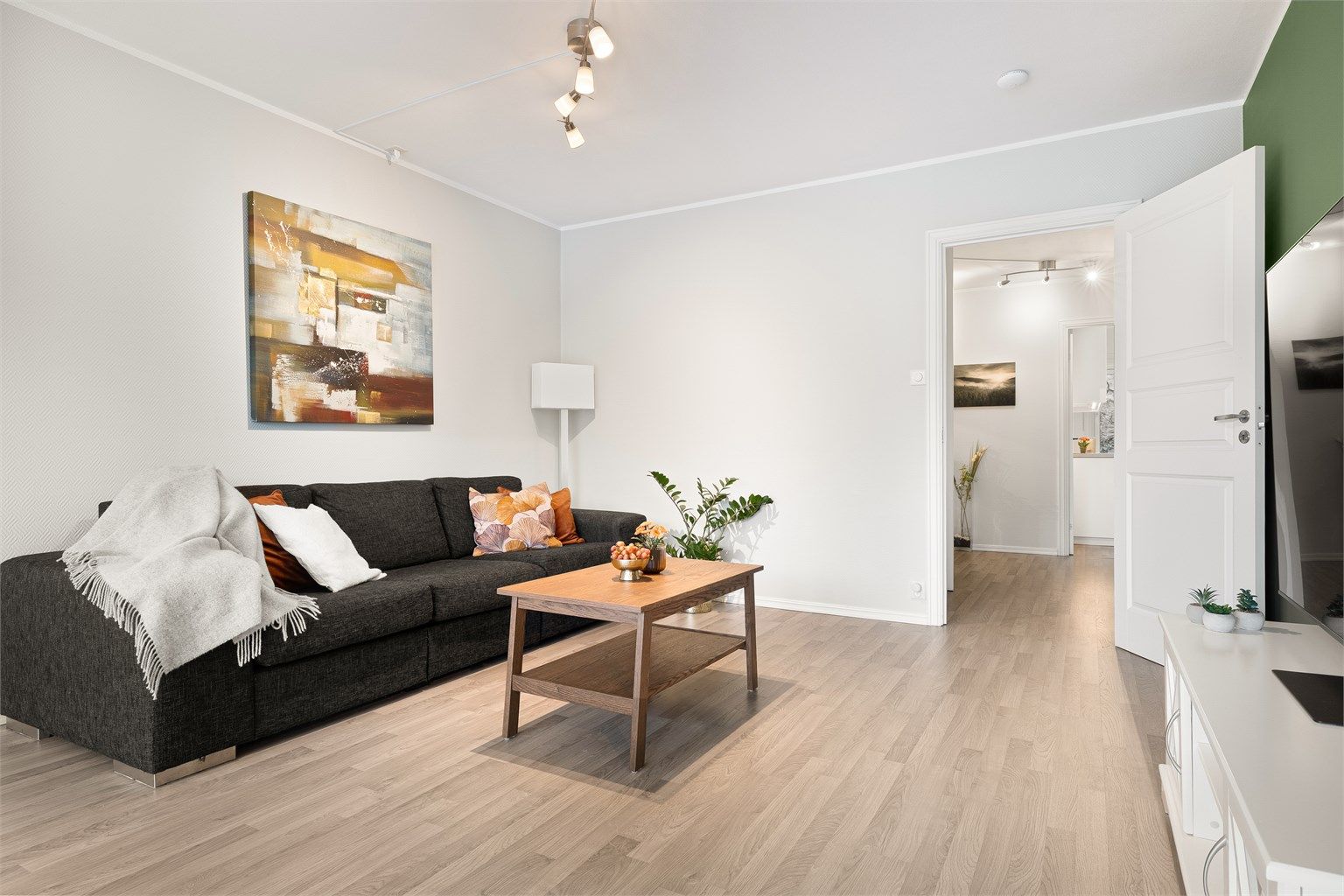 I stuen er det god plass til sofagruppe, spisebord og ønsket møblement.