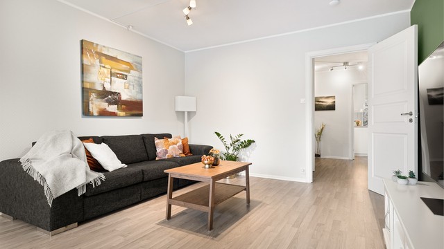 I stuen er det god plass til sofagruppe, spisebord og ønsket møblement.